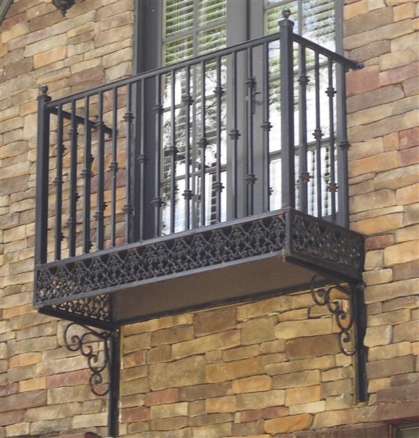 8 Outstanding and Economical Balcony Styles