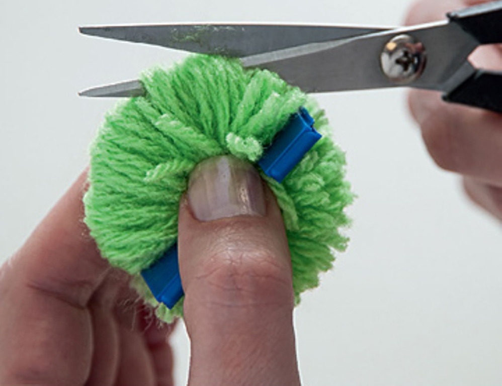 2.Cut the wool loops into a pompom