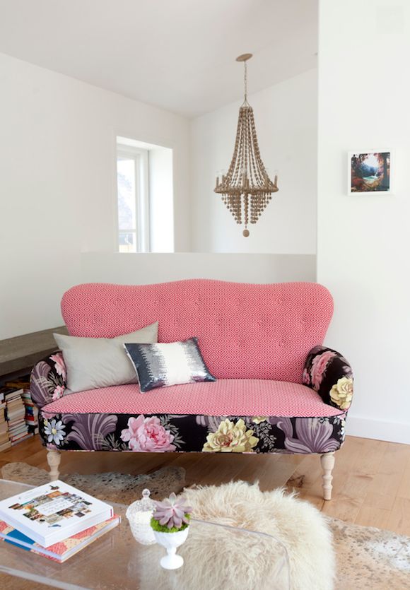 Gorgeus Living room with Pink Sofa