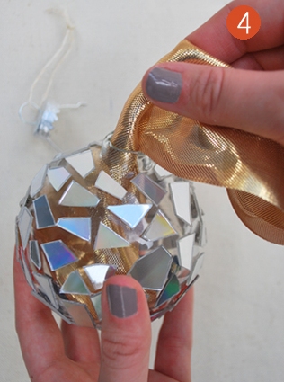 5.Fill the ornament with golden material