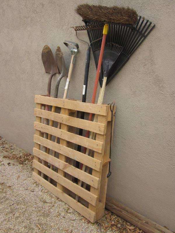 Repurpose a pallet in to  tool storage