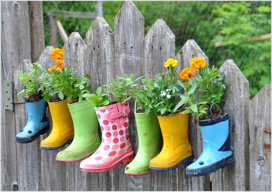 10-terrific-planter-ideas-to-decorate-your-fence-with-3