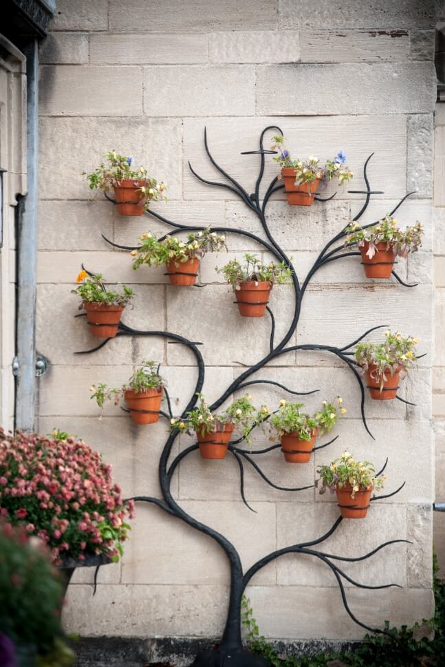 ideas to display planters on an outdoor wall