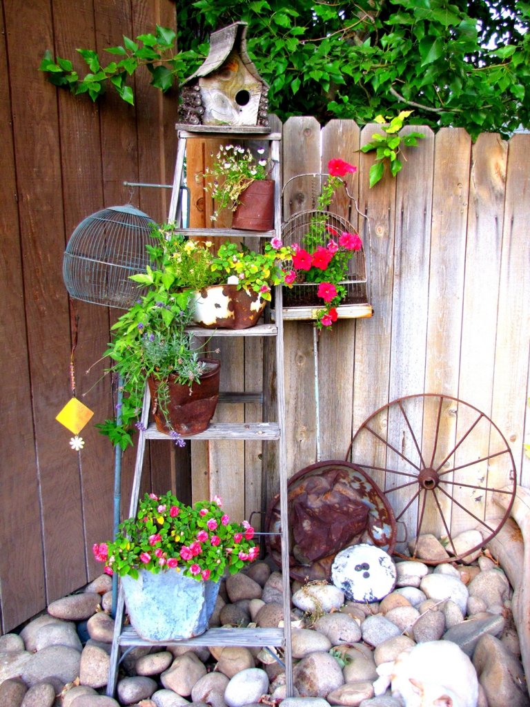 Low-Cost Garden Decor Ideas 