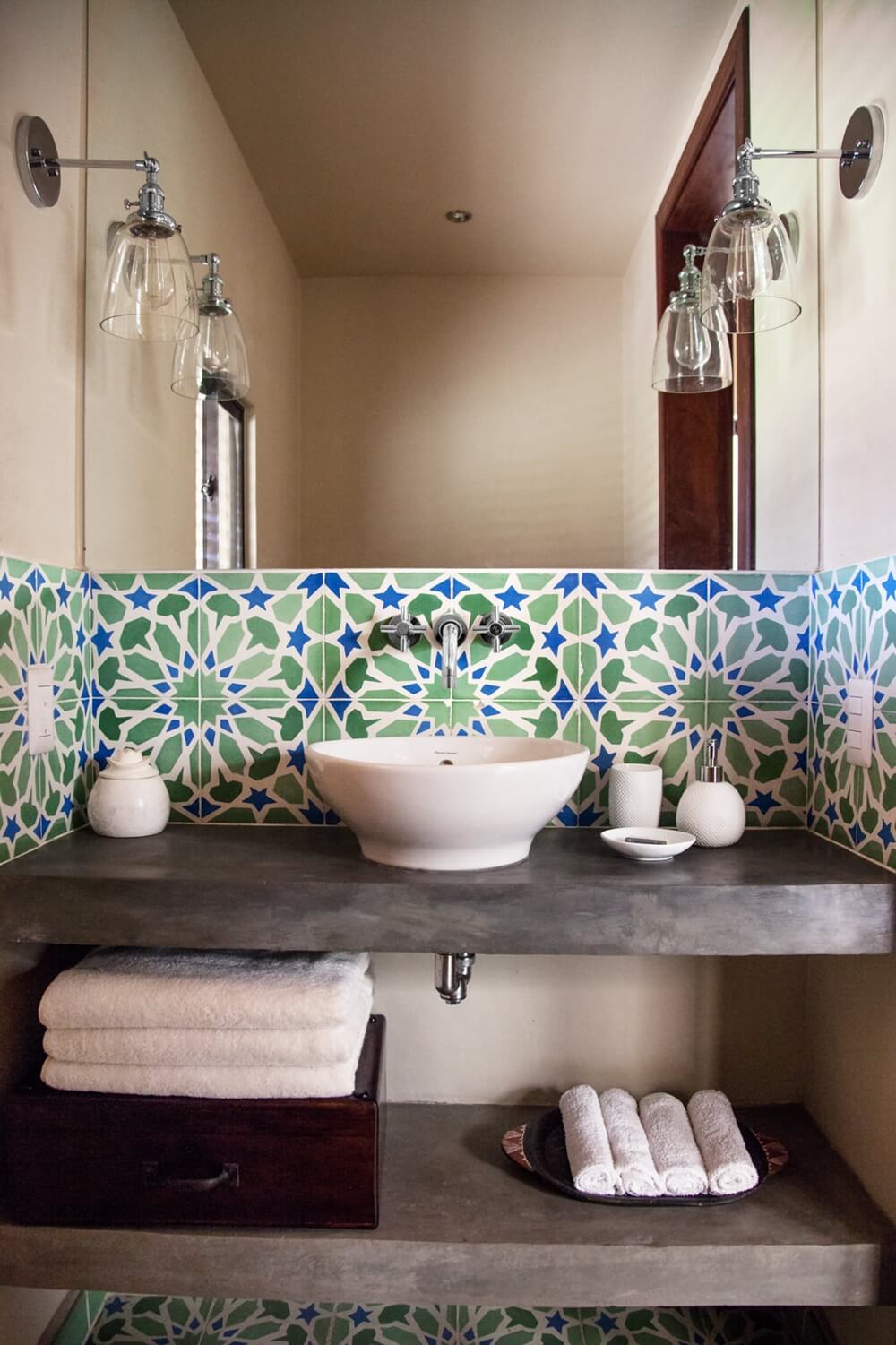 15 Vanity Backsplash Ideas 