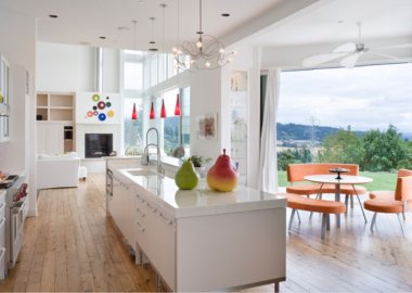 Cozzy and Sophisticated White Kitchen Design