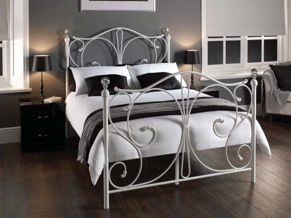 Decorating Bedrooms With Metal Beds