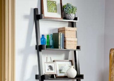 Create a sturdy bookshelf from an old ladder