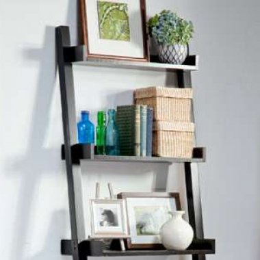 Create a sturdy bookshelf from an old ladder