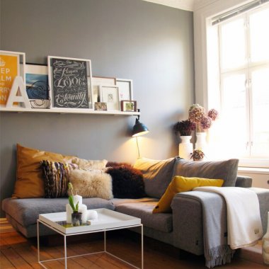 How to Decorate Around a House with Picture Ledges fi
