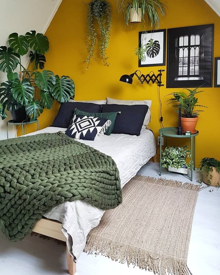 How to Decorate a Bedroom With Yellow