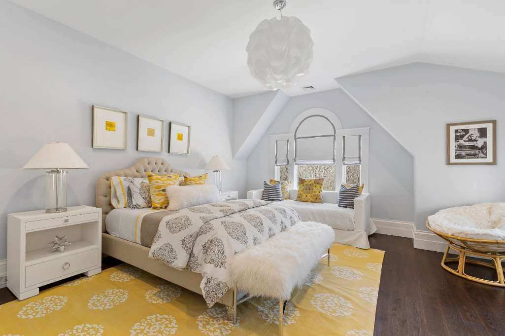 How to Decorate a Bedroom With Yellow