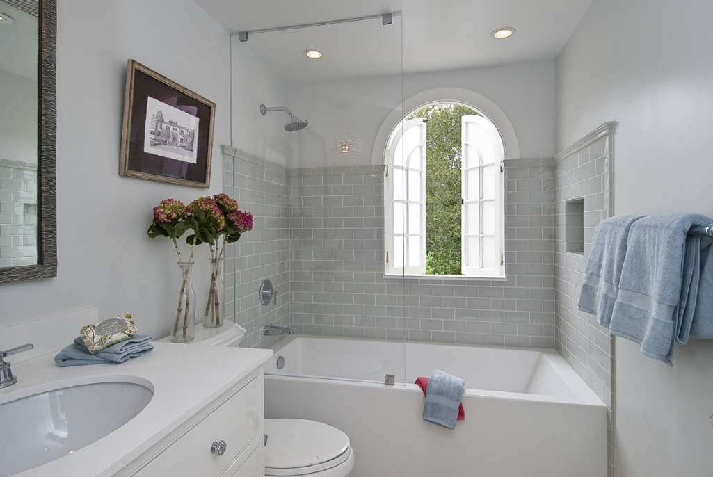 Ideas To Decorate The Bathtub Wall 