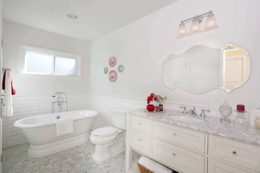 Ideas To Decorate The Bathtub Wall 